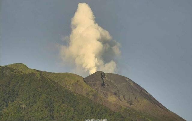 Gunung Gamalama, Ternate, saat mengalami erupsi. Foto: Istimewa