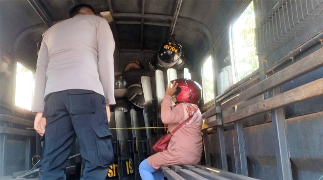 Wanita paruh baya yang terjaring operasi pekat di Kestalan, Solo ditanyai polisi di atas truk, Rabu (14/09/2022). FOTO: Agung Santoso