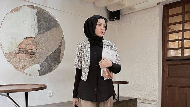 Ilustrasi padu padan layering outfit hijab. Foto: Instagram.com/helminursifah