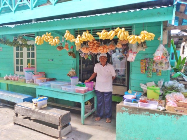 H Nazari di toko Matahari yang sudah 73 tahun berdiri. Foto: Ammad/kepripedia.com