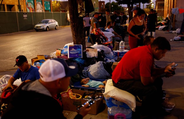 Imigran dari Venezuela beristirahat di dekat stasiun bus Greyhound, El Paso, Texas, Amerika Serikat, Selasa (13/9/2022). Foto: Jose Luis Gonzalez/Reuters
