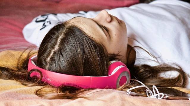 Ilustrasi mendengarkan musik. Foto: Pixabay