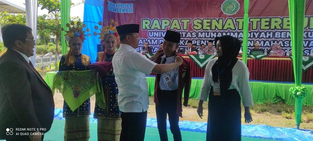 Gubernur Bengkulu menyematkan almamater kepada mahasiswa baru UMB