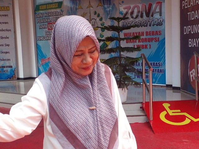 Kepala Inspektorat Kota Ternate, Rohani Panjab Mahli, saat keluar dari kantor Kejati Maluku Utara. Foto: Istimewa