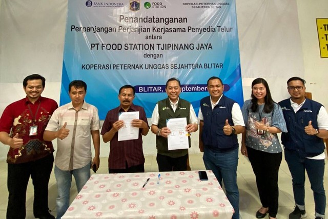 Food Station gandeng koperasi peternak unggas sejahtera Blitar untuk amankan pasokan telur. Foto: Dok. Food Station