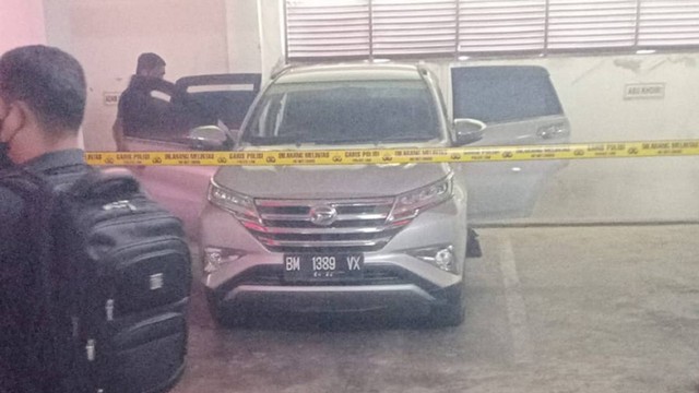 Garis polisi dipasang di sekitar mobil Daihatsu Terios, tempat Mayat ASN ditemukan. (Foto: Rahmadi Dwi Putra/Selasar Riau)