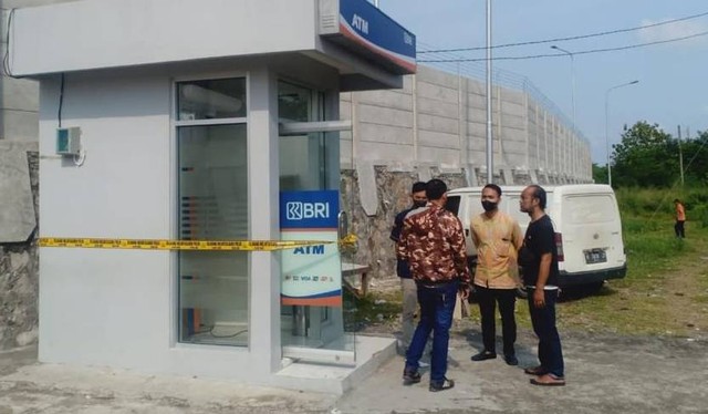 Garis polisi terpasang di ATM BRI Unit Gumayun, Tegal usai satu unit mesin hilang dicuri, Sabtu (10/9/2022) (Dok. Satreskrim Polres Tegal)