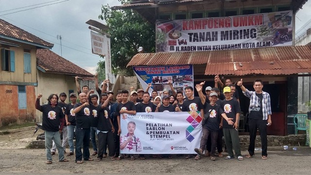 Relawan Ganjar Milenial Center (GMC) mengadakan pelatihan pembuatan stempel dan menyablon di percetakan Lambang Kotabumi, Lampung Utara, Provinsi Lampung. Foto: Dok. Istimewa