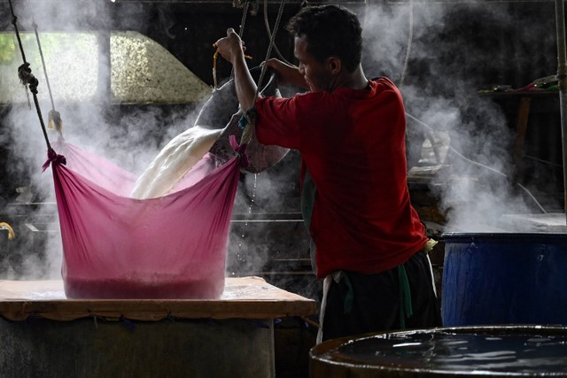 Perajin tahu menyelesaikan proses produksi tahu di salah satu pabrik tahu tradisional, di Banda Aceh, Aceh, Rabu (14/9/2022). Foto: Chaideer Mahyuddin/AFP