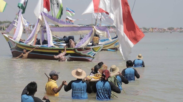 Nelayan di pesisir pantai Tuban, saat mengikuti Petik Laut di kawasan Wisata Pantai Boom, Tuban. Rabu (14/09/2022) (foto: ayu/beritabojonegoro)