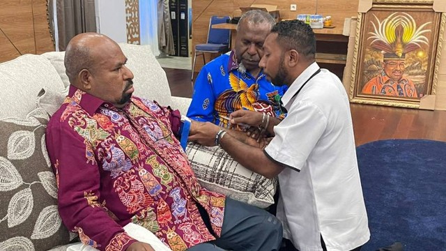Gubernur Papua, Lukas Enembe saat pemeriksaan kesehatan di kediamannya di Koya, Kota Jayapura Papua. (Foto Jubir Gubernur Papua)