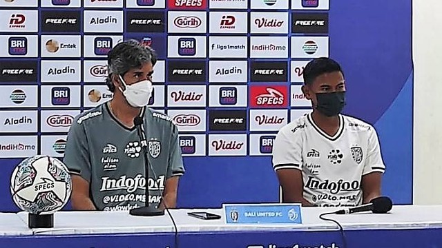 Pelatih Bali United, Stefano Cugurra 'Teco' (kiri) dan bek Haudi Abdillah dalam konferensi pers di Stadion Manahan Solo, Rabu (14/09/2022). FOTO: Agung Santoso 
