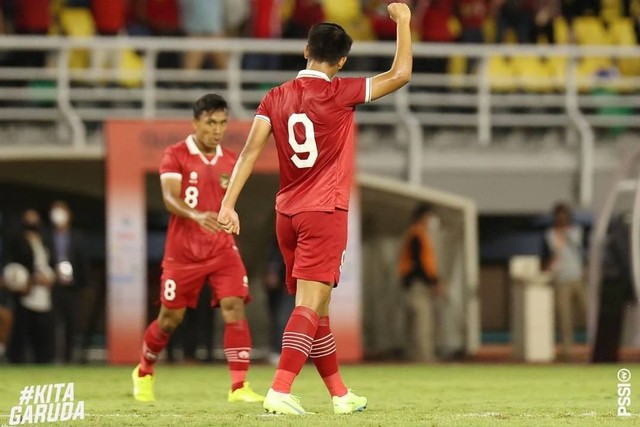 Pemain Timnas U-19 Indonesia Hokky Caraka berselebrasi usai bobol gawang Timor Leste, di Stadion Gelora Bung Tomo, Surabaya, Jawa Timur, Rabu (14/9/2022). Foto: Instagram/@pssi