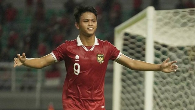 Pemain Timnas U-19 Indonesia Hokky Caraka berselebrasi usai bobol gawang Timor Leste, di Stadion Gelora Bung Tomo, Surabaya, Jawa Timur, Rabu (14/9/2022). Foto: Instagram/@pssi