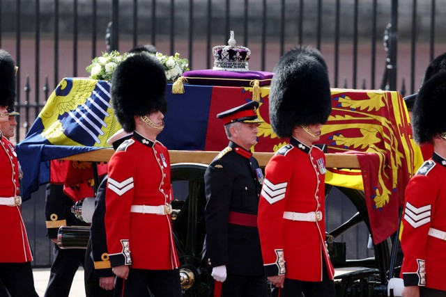 Prosesi pemindahan peti mati Ratu Elizabeth II dari Istana Buckingham ke Gedung Parlemen untuk disemayamkan, di London, Inggris, Rabu (14/9/2022). Foto: Owen Cooban/Pool via REUTERS
