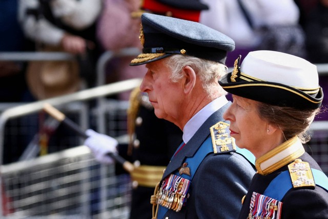 Raja Charles III dan Putri Anne berbaris selama prosesi pemindahan peti mati Ratu Elizabeth II dari Istana Buckingham ke Gedung Parlemen untuk disemayamkan, di London, Inggris, Rabu (14/9/2022). Foto: Henry Nicholls/REUTERS