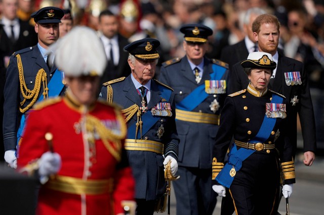 Raja Charles III bersama Putri Anne, Pangeran William, dan Pangeran Harry berjalan di belakang peti mati Ratu Elizabeth II dari Istana Buckingham ke Gedung Parlemen untuk disemayamkan, di London, Inggris, Rabu (14/9/2022). Foto: Frank Augstein/Pool via REUTERS