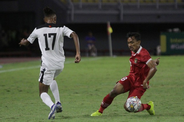 Pemain Timnas Indonesia U-20 Arkhan Fikri  berusaha melewati pemain Timnas Timor Leste U-20 saat pertandingan Grup F kualifikasi Piala Asia U-20 2023 di Stadion Gelora Bung Tomo, Surabaya, Jawa Timur, Rabu (14/9/2022).  Foto: Moch Asim/ANTARA FOTO