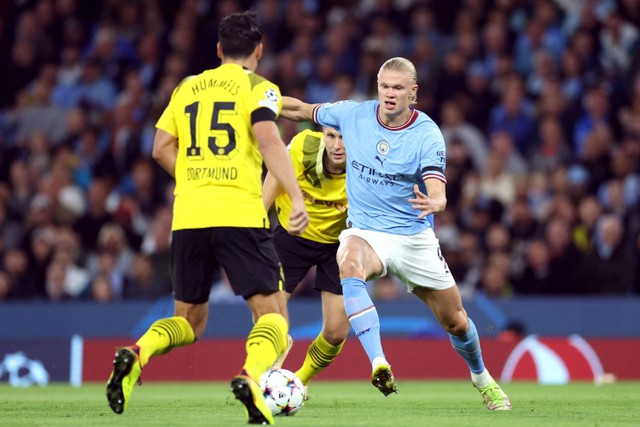Pemain Manchester City Erling Braut Haaland berusaha melewati pemain Borussia Dortmund pada pertandingan Grup G Liga Champions di Stadion Etihad, Manchester, Inggris. Foto: Carl Recine/REUTERS