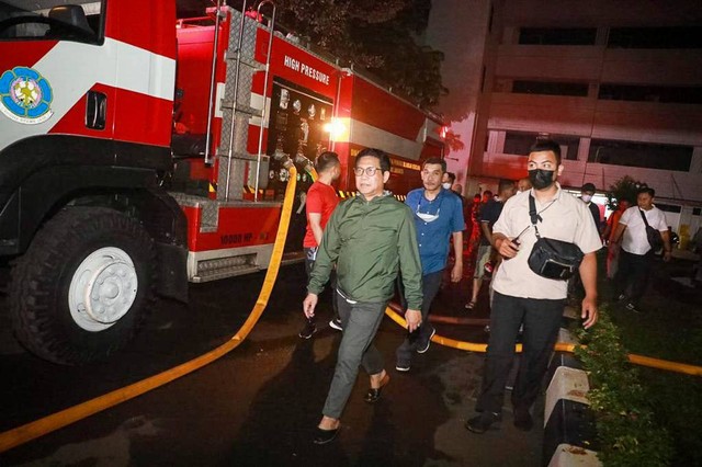 Mendes PDTT Abdul Halim Iskandar meninjau kebakaran lantai 4 Gedung Kemendes PDTT. Foto: Instagram/@halimiskandarnu