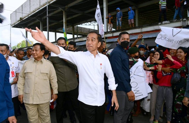 Presiden Jokowi membagikan bansos kepada  masyarakat di Pasar Langgur, Maluku Tenggara, Kamis (15/9/2022). Foto: Dok. Biro Pers Sekretariat Presiden