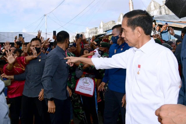 Presiden Jokowi membagikan bansos kepada masyarakat di Pasar Langgur, Maluku Tenggara, Kamis (15/9/2022). Foto: Dok. Biro Pers Sekretariat Presiden