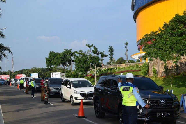 SatpomAU menghentikan kendaraan masuk Bandara Hang Nadim melakukan pemeriksaan. (Foto: Reza/Batamnews)