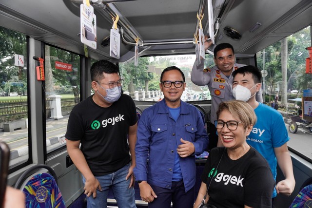 Wali Kota Bogor, Bima Arya, menaiki Trans Pakuan yang kini telah terintegrasi dengan GoPay. Foto: dok. Gojek
