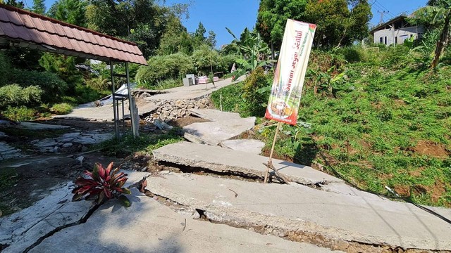 Tanah bergerak di Bojong Koneng, Bogor, Rabu (14/9/2022). Foto: Dok. Istimewa