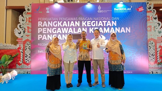 Kepala Sekolah SMA Negeri 1 Kejuruan Muda, Aceh Tamiang, Muhammad (tengah) bersama Kepala BBPOM di Banda Aceh, Yudi Noviandi, usai mengambil plakat penghargaan di Bali. Foto. BPPOM Banda Aceh