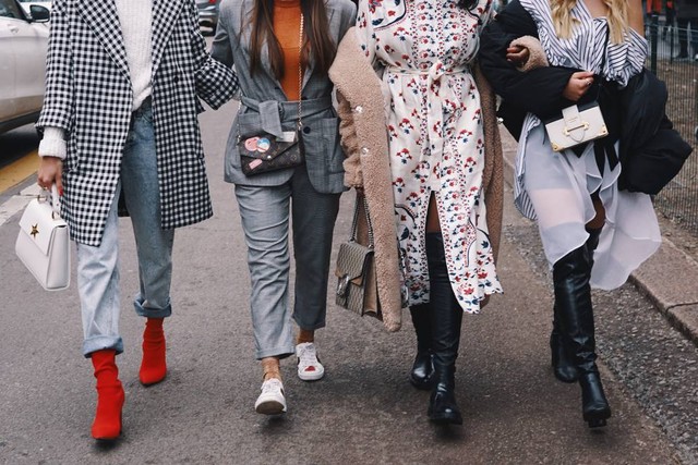 Ilustrasi mix and match atasan tartan dan mom jeans (kiri). Foto: Shutterstock