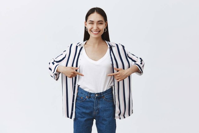 Ilustrasi mix and match striped shirt dan jeans gelap. Foto: Shutterstock