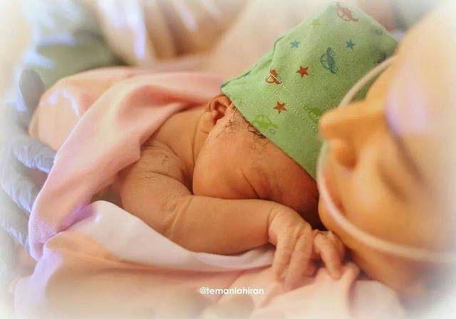 Momen Bahagia Kelahiran Anak Pertama Mereka Foto: Instagram/@roro.fitria1989