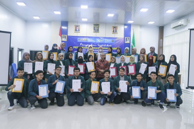 45 Mahasiswa UM Metro  melangsungkan foto bersama usai menerima Sertifikat dan Transkrip Nilai dari Asia University, Taiwan. Sumber: Dok Pribadi