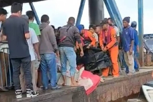 Tim Gabungan mengevakuasi ABK kapal yang terjatuh dan hilang di Laut Karimun.