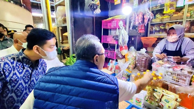 Menteri Perdagangan (Mendag) Zulkifli Hasan (Zulhas) berbincang dengan pedagang minyak goreng di Pasar Gede, Solo, Kamis (15/09/2022). FOTO: Fernando Fitusia