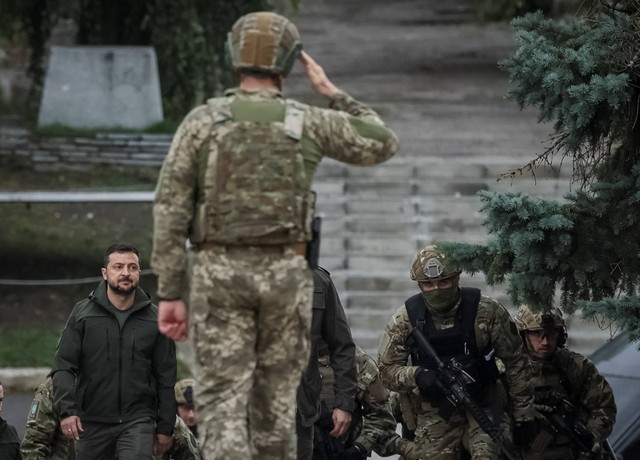 Presiden Ukraina Volodymyr Zelenskiy menggelar upacara di kota Izium yang baru dibebaskan oleh Angkatan Bersenjata Ukraina selama operasi serangan balasan, di tengah serangan Rusia ke Ukraina, di wilayah Kharkiv, Ukraina, Rabu (14/9/2022). Foto: Gleb Garanich/Reuters