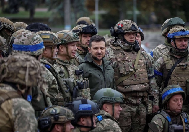 Zelenskiy Pecat Komandan Militer Senior Ukraina Di Donbas | Kumparan.com