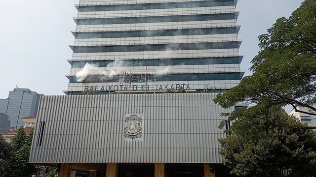 Simulasi penanggulangan bencana gempa dan kebakaran di Balai Kota DKI Jakarta, Kamis (15/9/2022). Foto: Haya Syahira/kumparan