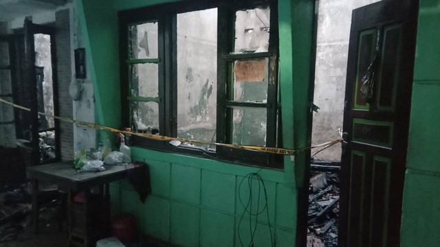 Kondisi sebuah homestay usai dibakar oleh seorang pemuda di Gedongtengen, Kota Yogyakarta. Foto: Polresta Yogyakarta