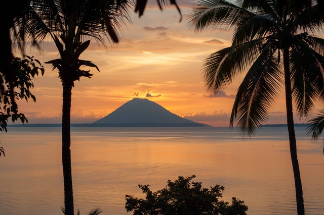 Ilustrasi Wisata bahari yang terletak di Sulawesi Utara antara lain Taman Laut Bunaken, sumber foto: (Crispin Jones) by unsplash.com