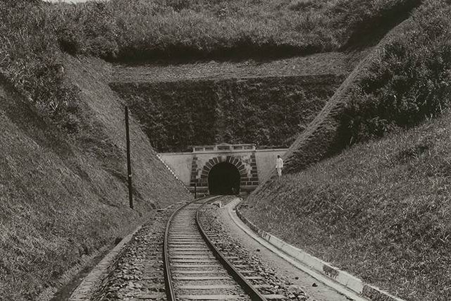 Terowongan Sasaksaat tahun 1905. Foto: media-kitlv.nl via heritage.kai.id