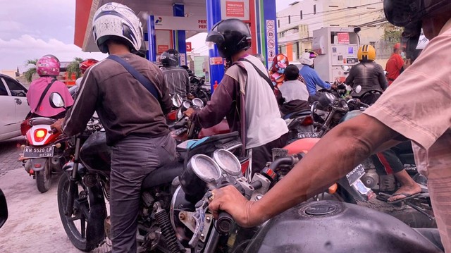 Pengendara motor yang diduga pelangsir berjubel antre di SPBU Jalan Pakunegara Pangkalan Bun. Foto: IST/InfoPBUN