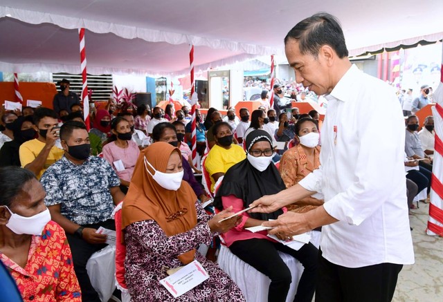 Jokowi bagi-bagi bansos di Kepulauan Aru, Maluku, 15 September 2022. Foto: Muchlis Jr/Biro Pers Sekretariat Presiden