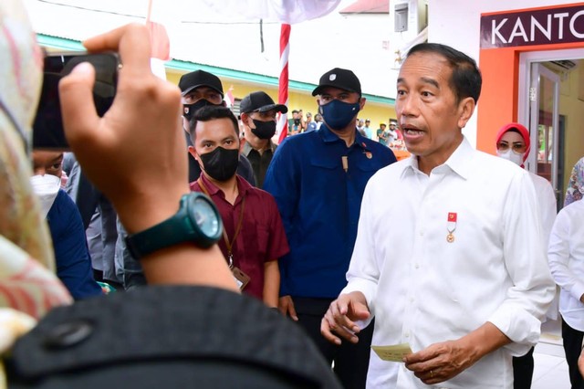 Presiden Jokowi menyerahkan bansos di Kepulauan Aru, Maluku, Kamis (15/9/2022). Foto: Muchlis Jr/Biro Pers Sekretariat Presiden