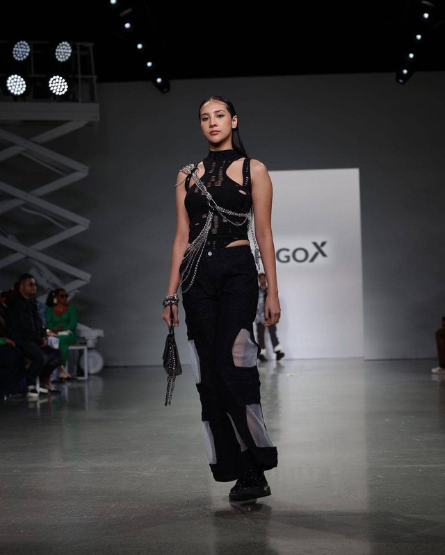 Anya Geraldine saat Erigo X di New York Fashion Week. Foto: Instagram/@erigostore