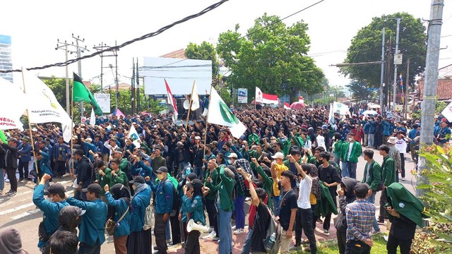 Massa aksi bakar ban di depan Gedung DPRD Provinsi Lampung. | Foto:Sinta Yuliana/Lampung Geh