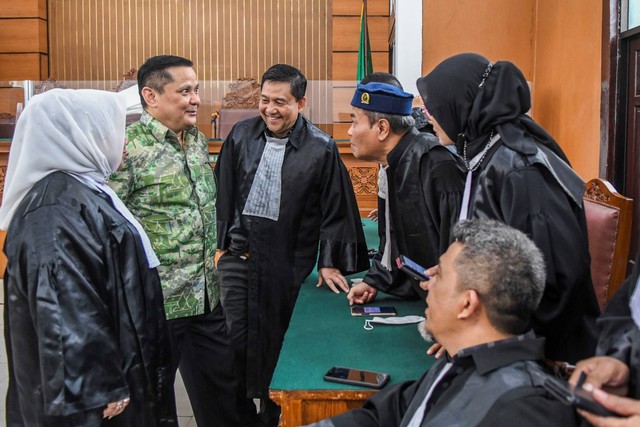 Terdakwa mantan Kadiv Hubinter Polri Irjen Pol Napoleon Bonaparte berdiskusi dengan kuasa hukumnya usai menjalani sidang putusan kasus dugaan penganiayaan terhadap M. Kece di Pengadilan Negeri Jakarta Selatan, Kamis (15/9/2022). Foto: Galih Pradipta/ANTARA FOTO