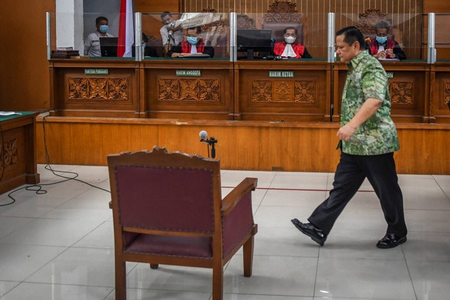 Terdakwa mantan Kadiv Hubinter Polri Irjen Pol Napoleon Bonaparte menjalani sidang putusan kasus dugaan penganiayaan terhadap M. Kece di Pengadilan Negeri Jakarta Selatan, Kamis (15/9/2022). Foto: Galih Pradipta/ANTARA FOTO