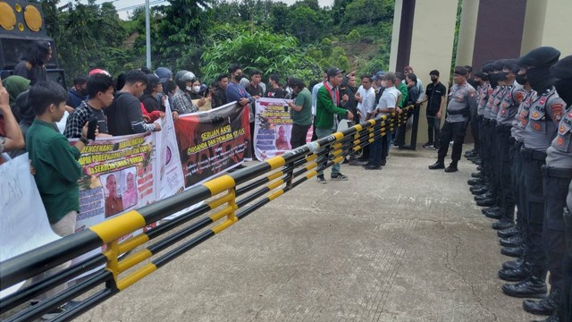 Aksi unjuk rasa Aliansi Pitu Ulunna Salu di Mapolda Sulawesi Barat. Foto: Saharuddin Nasrun/SulbarKini